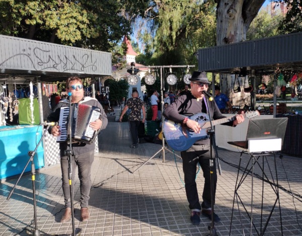 Arte. Una postal de la actividad en la Plaza Independencia, que supo combinar el arte con la memoria. 