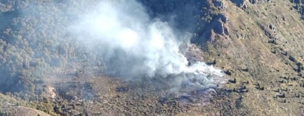 Más fuego. Una postal del humo visible para quienes estaban a punto de combatir el nuevo siniestro.