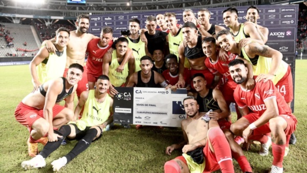El "Rojo", con el cheque en mano. Foto: Independiente.