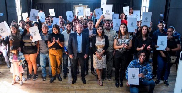 Dueños. Una postal del acto en la ciudad del Golfo para 40 familias que esperaban tener sus títuloss.