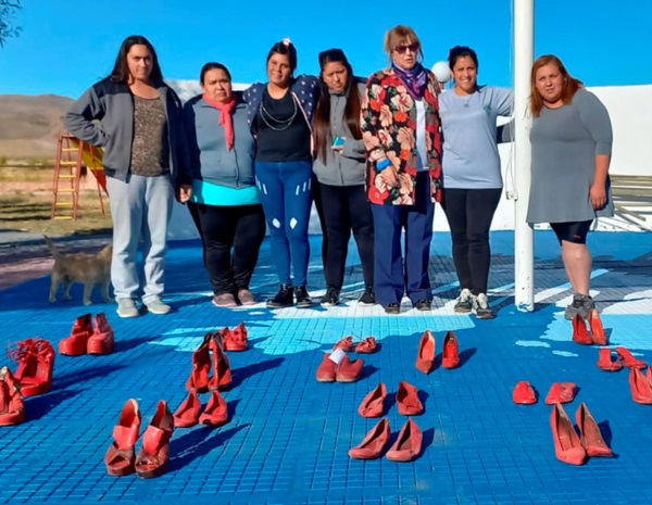 Las actividades incluyeron la muestra colectiva “Zapatos rojos”.