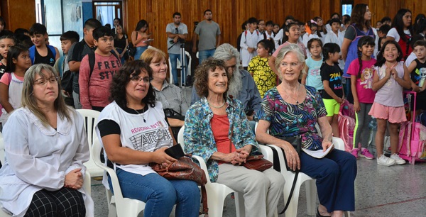 40 años de democracia. La docente Doris Bertram fue homenajeada ayer en la escuela Nº21. Fue cesanteada.