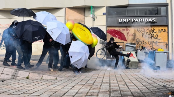 Las protestas cotra Macron y su reforma jubilatoria llegaron hasta las puertas de una filial del BNP, una de las entidades comprometidas.