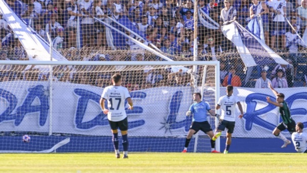 Ramirez ve como ingresa la pelota en el primer gol de Chicago. (Foto: Mariano Di Giusto/Jornada).