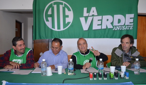 Félix González presidió la asamblea realizada en Gualjaina.