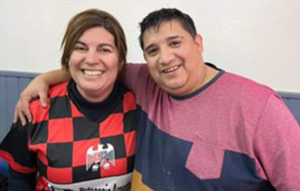 Abrazo. La diputada nacional Romero con el hermano de uno de los usurpadores de Comodoro Rivadavia.