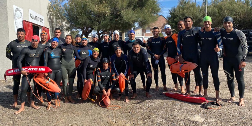 Los guardavidas de Playa Unión realizaron el bautismo junto a los nuevos integrantes.