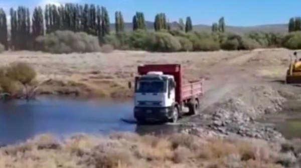 Una empresa agropecuaria taponeó el cauce del río para tener paso.
