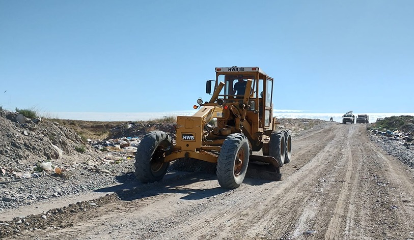 Las máquinas viales municipales se encuentran trabajando en las vías.