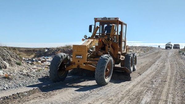 Las máquinas viales municipales se encuentran trabajando en las vías.