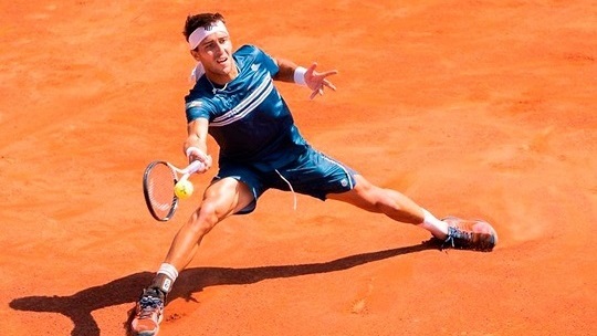 Tomás Etcheverry dio el paso a la final del ATP de Santiago tras vencer a Sebastián Báez.