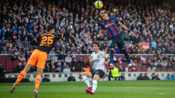 Raphinha anticipa al arquero tras un exquisito pase de Busquets. 