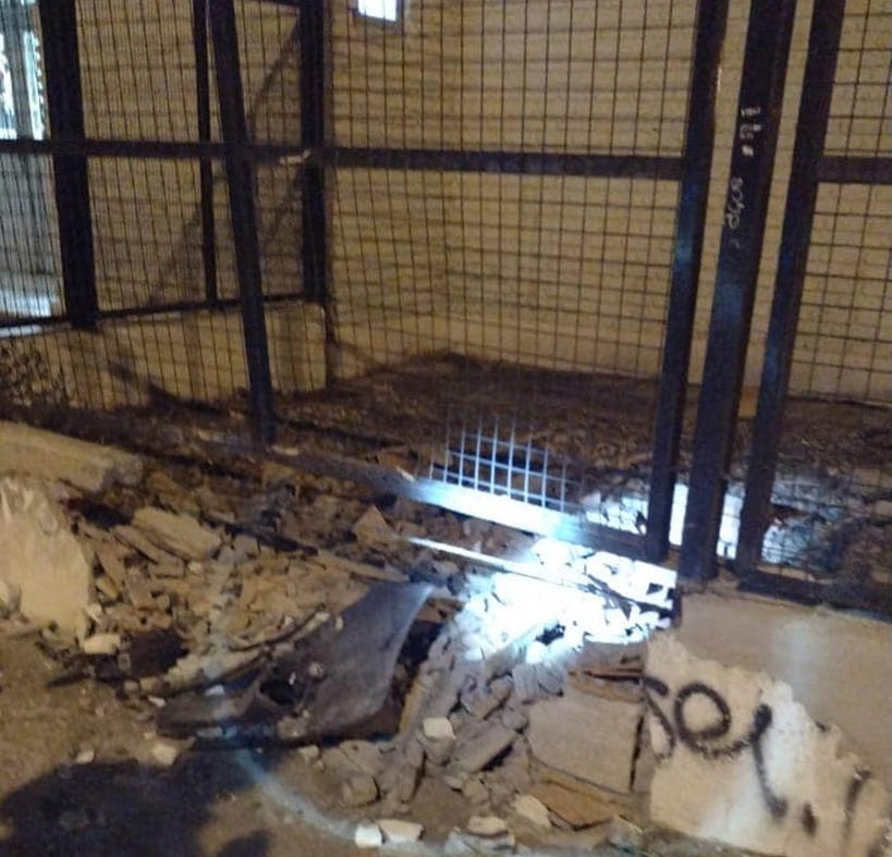 El paredón de la escuela Nº 178 muestras los daños de la colisión.