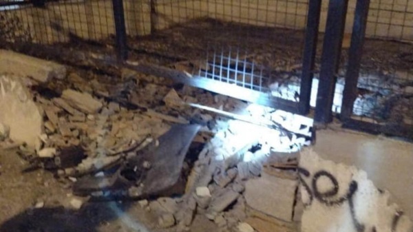 El paredón de la escuela Nº 178 muestras los daños de la colisión.