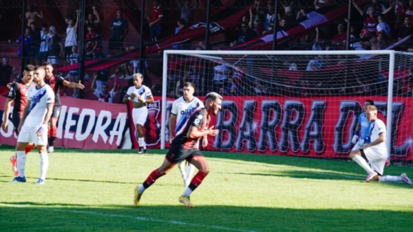 Claudio Salto festeja el primer gol del "Dragón": Foto: Matías Arrascoyta. 