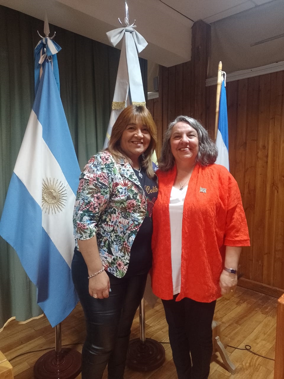 Carmen Aravena y Valeria Saunders, juntas tras discurso de Ongarato.