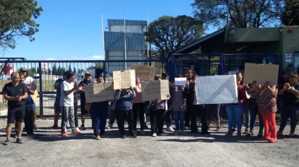 Protesta de personal que lleva entre 8 y 9 años esperando empleo.