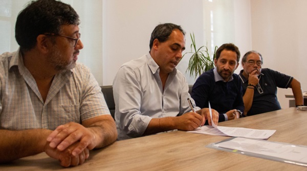 Rúbrica. Funcionarios y sindicalistas durante la firma en Comodoro.