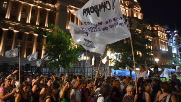 La Cámpora realizó una vigilia en la plaza Lavalle, frente al Palacio de Tribunales, en apoyo a la vicepresidenta Cristina Kirchner