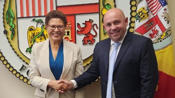 Gustavo Sastre junto con la alcaldesa Karen Bass