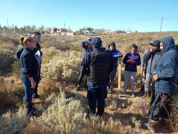 La Policía dialogando con los usurpadores en Malvinas