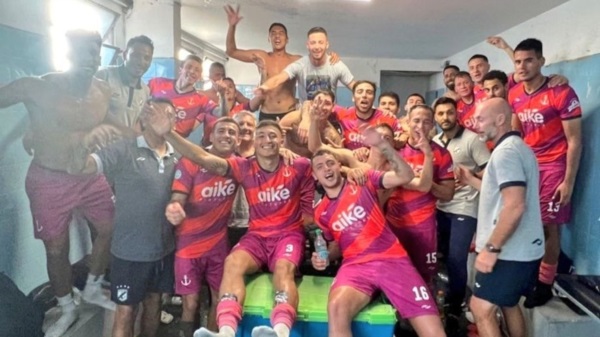 Festejos de los jugadores de Brown en el vestuario.