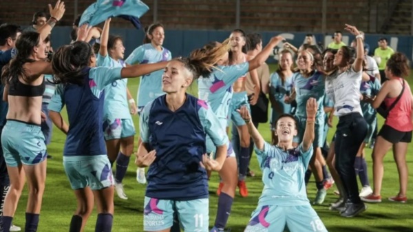 El festejo del ascenso, tras ganar el torneo de forma invicta: 27 triunfos en 32 partidos.