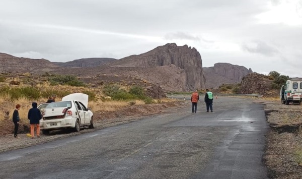 Así quedó el vehículo tras sufrir el accidente en una curva