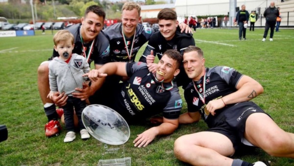 Gonzalo Hughes, abajo izquierda, se consagró campeón en Italia.