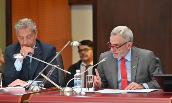 El ministro del STJ, Mario Vivas, junto al gobernador Mariano Arcioni