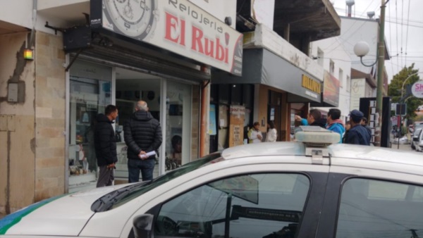 Delincuentes robaron en una joyería céntrica de Esquel
