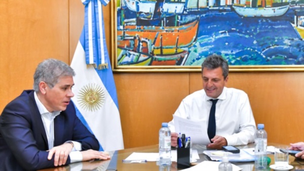 Massa, durante un encuentro de trabajo con el presidente de YPF, Pablo González.