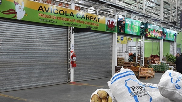 El puesto de la avícola de Gaiman cerrado en el Mercado Concentrador de Trelew