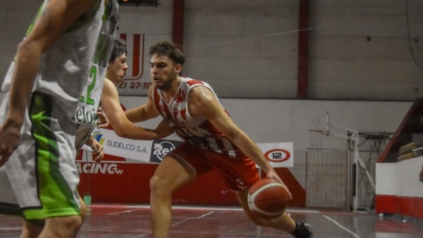 Racing perdió 77-72 con Bigua. (Foto: Sergio Esparza/Jornada).