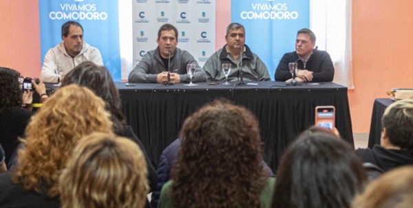 Satisfacción. La cúpula municipal comodorense agradeció la ayuda de los vecinos para marcar prioridades.