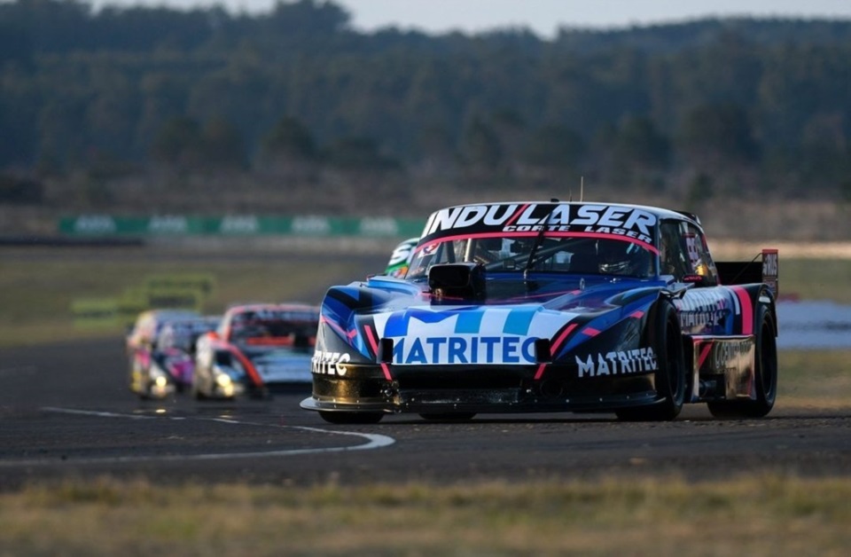 Gandulia ganó el TC, detrás el auto de Lucas Valle.