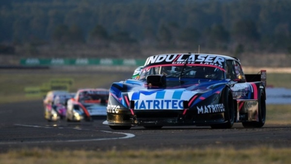 Gandulia ganó el TC, detrás el auto de Lucas Valle.