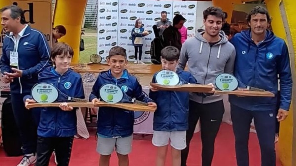 Los campeones reciben su premio, junto al capitán "Nono" Nogueira.