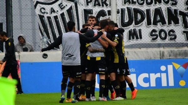 Festejo del Aurinegro, el tercero en el torneo. (Foto: Prensa Estudiantes de Caseros).