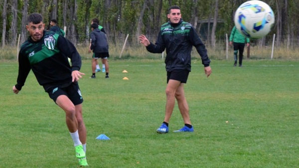 El capitán Darío Pellejero tira el centro. (Foto: Alberto Evans/Jornada).