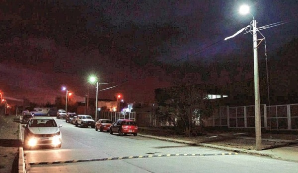 En el barrio Stella Maris se instalaron 16 luminarias en la Escuela 169.