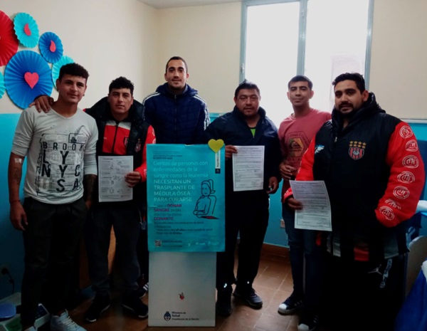 Los integrantes del club donaron sangre en el Hospital Santa Teresita.