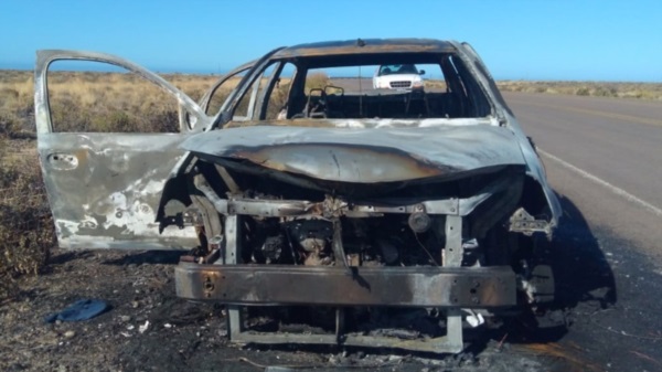 Así quedó el auto incendiado en pleno viaje
