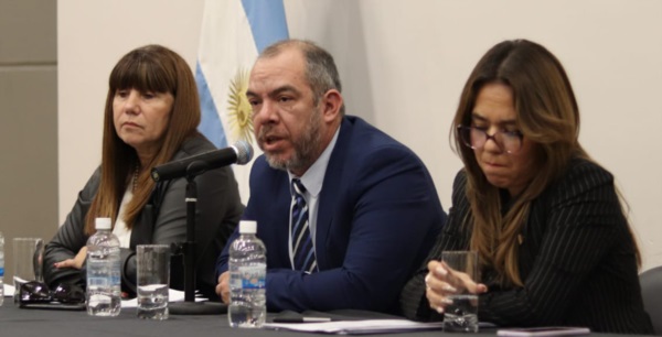 El ministro de Educación, José María Grazzini, se presentó en la Honorable Legislatura del Chubut.