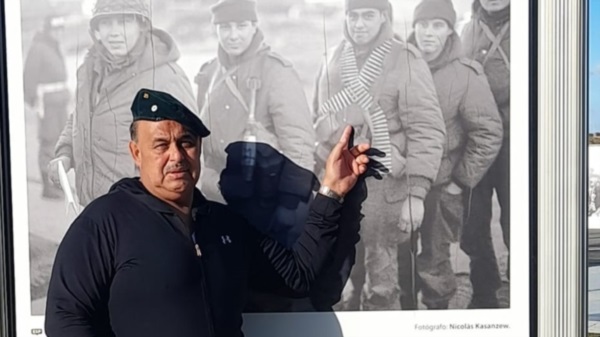 René Oporto señalando al chico que era él cuando estuvo combatiendo en Malvinas