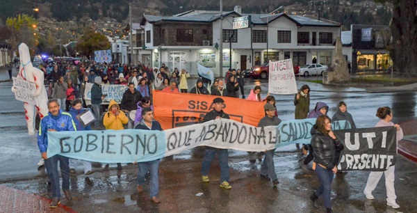 A pesar de la lluvia, la comunidad acompañó la marcha que se realizó en defensa de la salud pública.