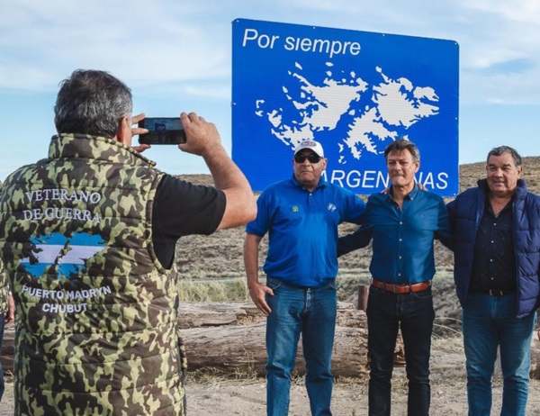 Para siempre. Una postal del cartel que eterniza Malvinas en la villa.