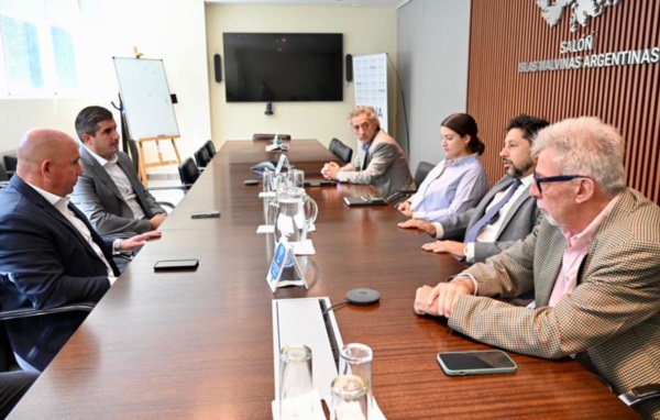 El intendente de Puerto Madryn, Gustavo Sastre, se reunió con autoridades del ORSNA y de AA 2000.
