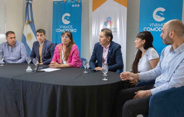 Referentes. La Municipalidad, junto con colaboración privada, presentó su plan laboral de este año.