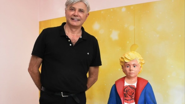 El artista y escultor, José Luis Hamzé, junto a la escultura de "El Principito". Foto Norman Evans / Jornada